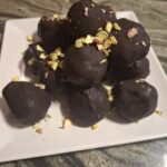 Palline cheto di frutta secca e cioccolato fondente