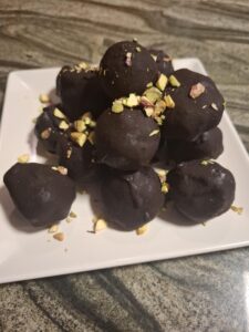 Palline cheto di frutta secca e cioccolato fondente