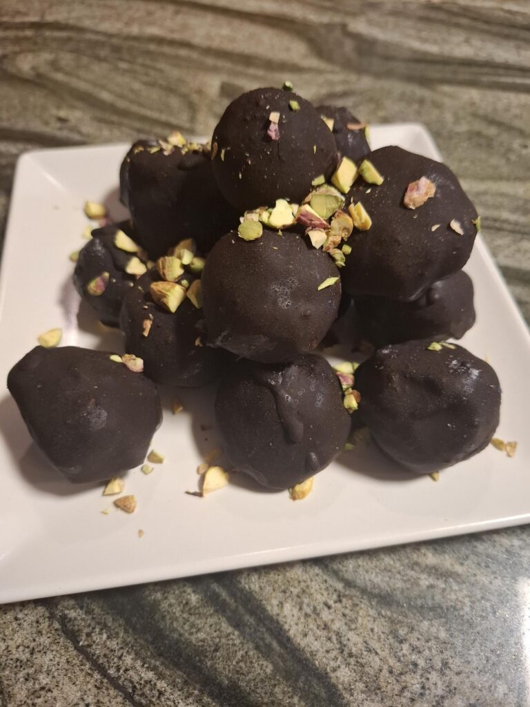 Palline cheto di frutta secca e cioccolato fondente