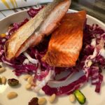 Salmone con insalata di radicchio e noci