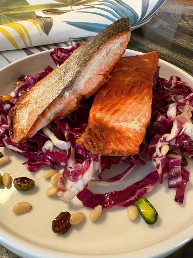 Salmone con insalata di radicchio e noci