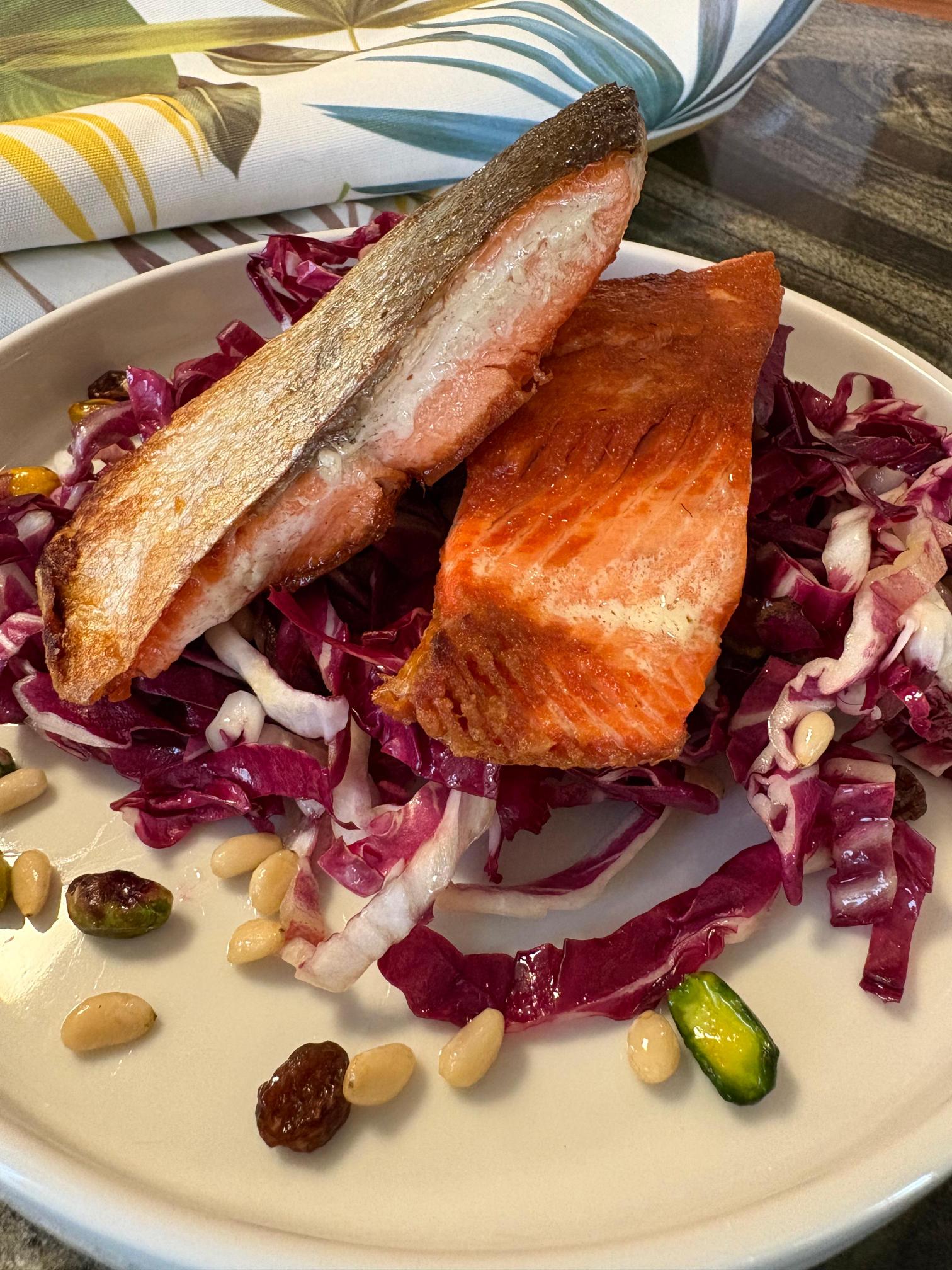 Salmone con insalata di radicchio e noci